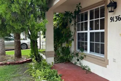 9136 NW 192nd Ter, Hialeah: photo 1 of 10