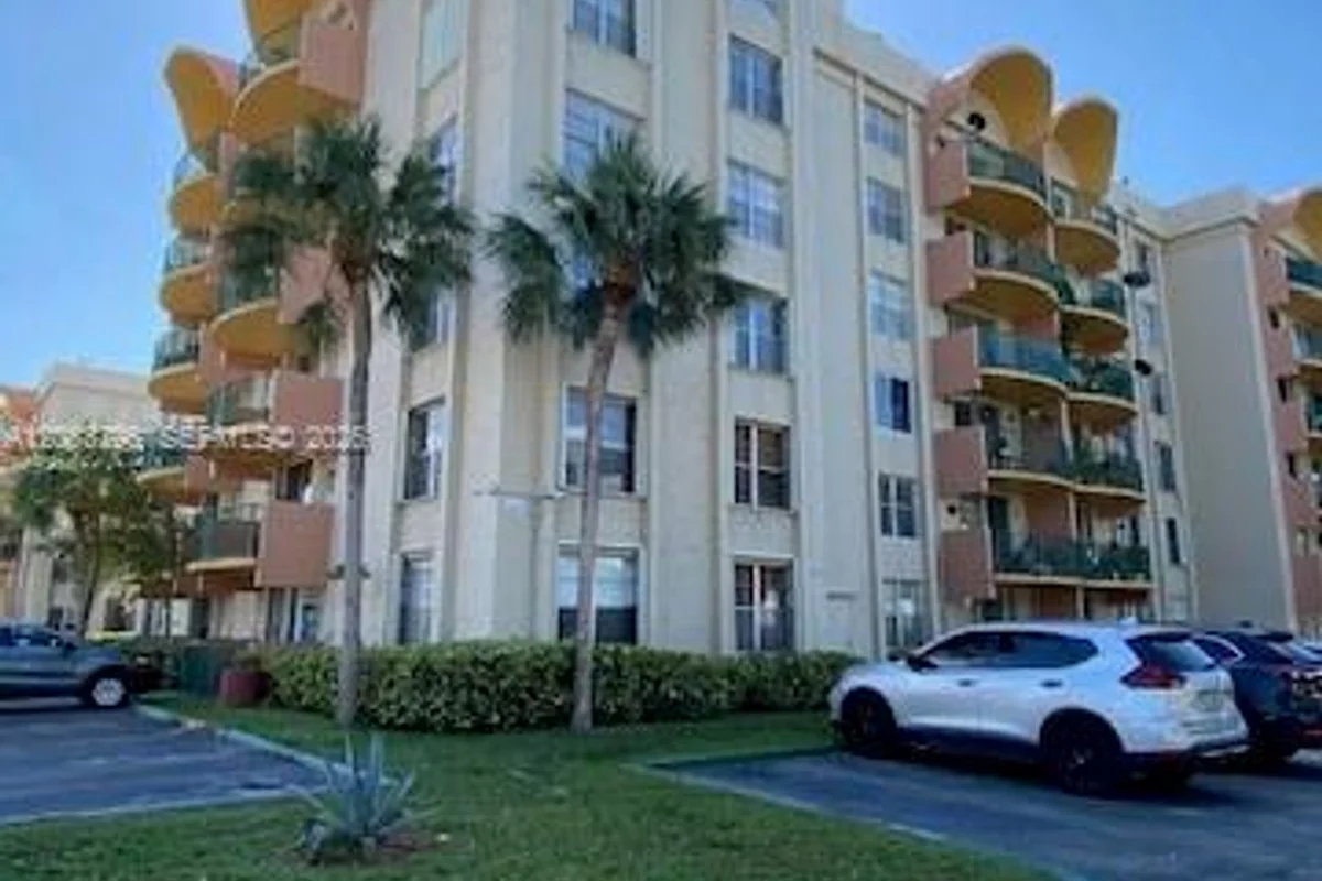 9360 Fontainebleau Blvd #611, Miami: photo 1 of 10