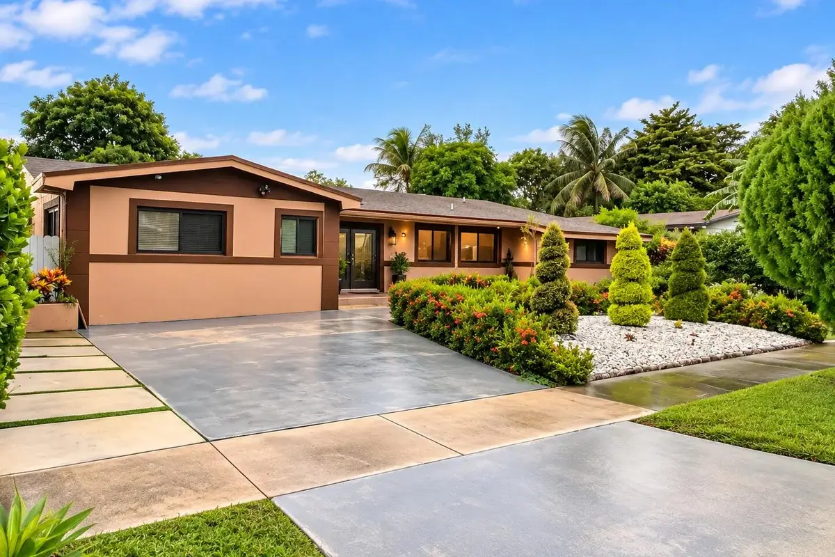 70 NE 174th Dr, North Miami Beach: photo 1 of 27