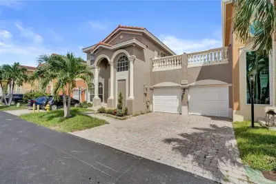 10809 NW 51st Trl, Doral: photo 1 of 25