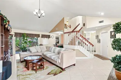 18209 NW 61st Ct, Hialeah: photo 1 of 45
