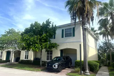 219 SW 7th St, Pompano Beach: photo 1 of 24