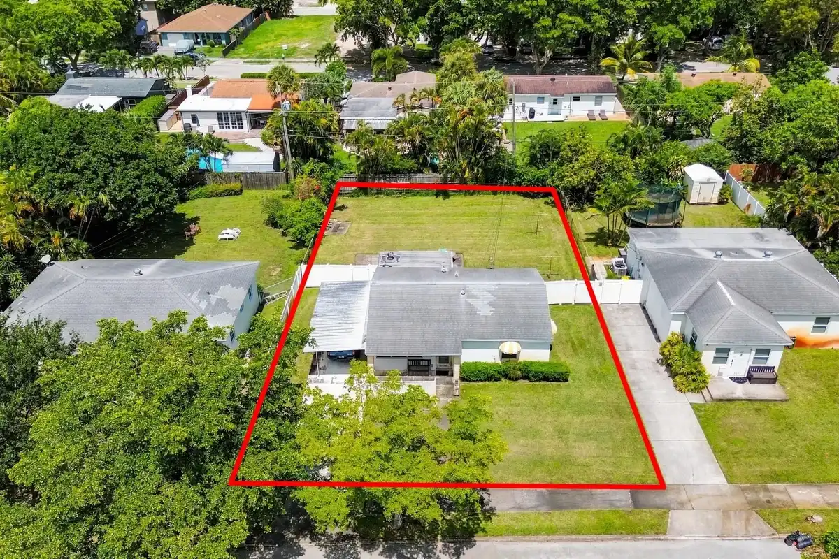 933 Upland Rd, West Palm Beach: photo 1 of 16