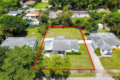 933 Upland Rd, West Palm Beach: photo 1 of 16