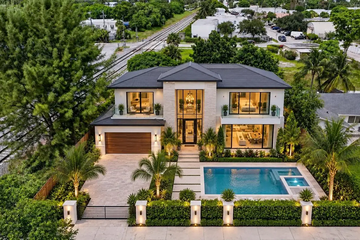 115 SE 5th St, Delray Beach: photo 1 of 17