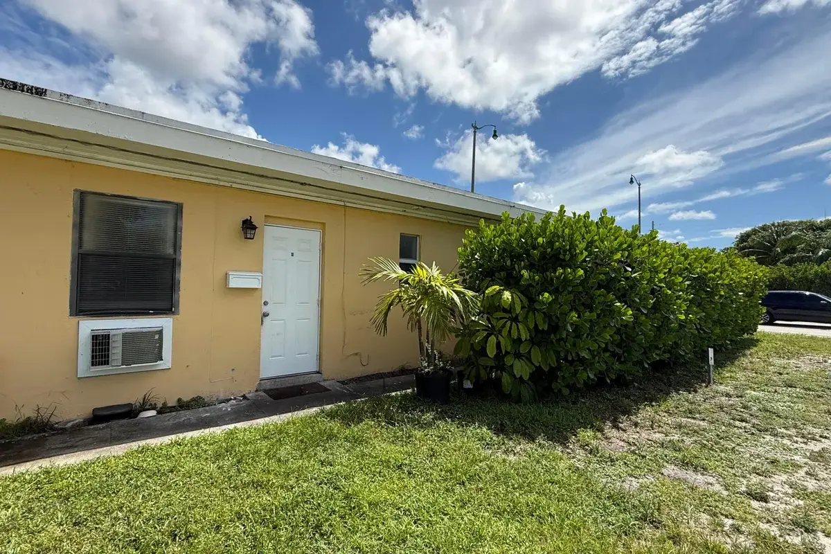 3300 Broadway Ave #6, West Palm Beach: photo 1 of 6