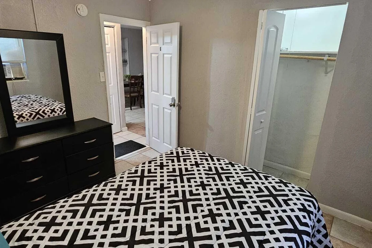 1069 W 30th St #6, Riviera Beach: photo 1 of 7