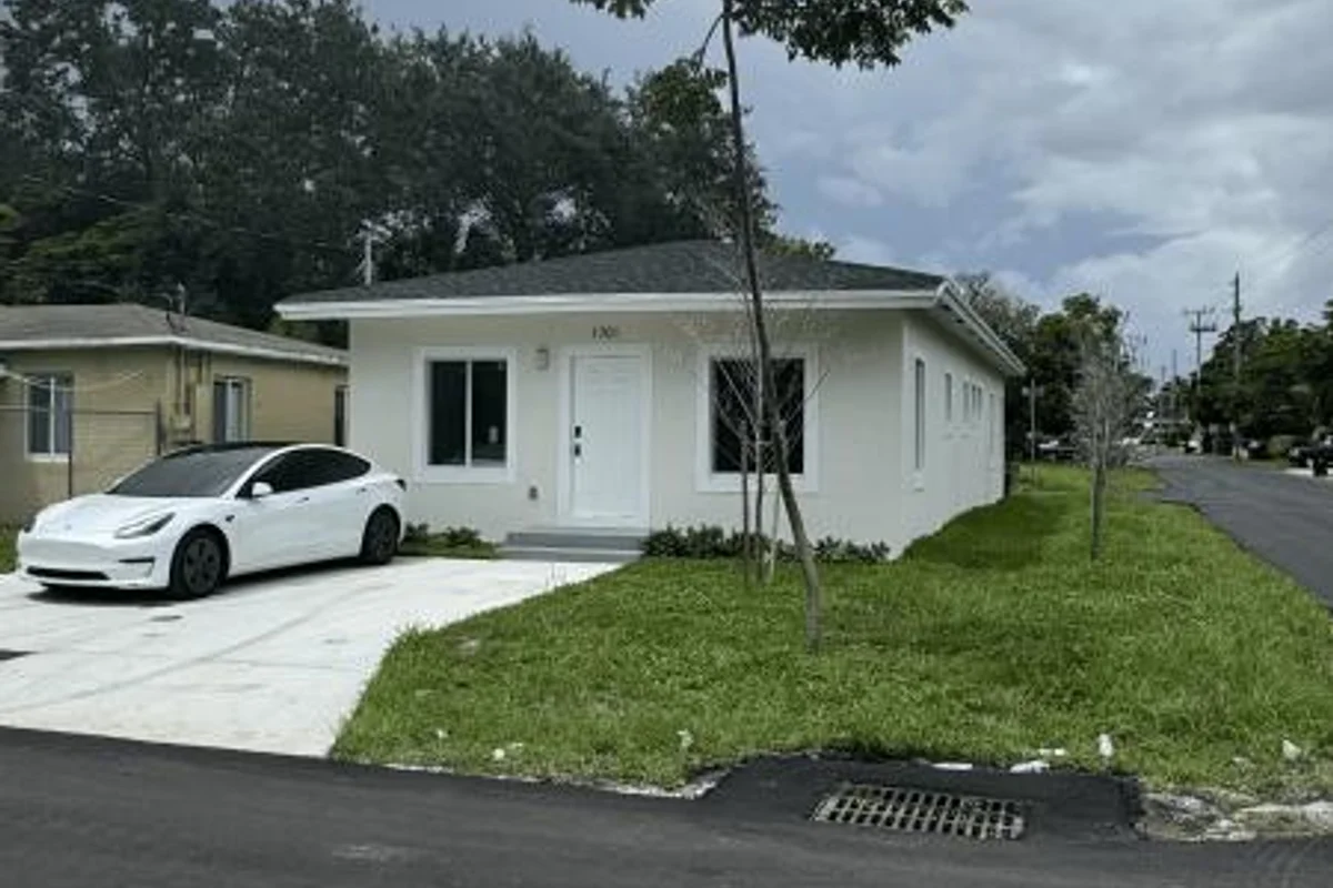 1701 NW 9th St, Fort Lauderdale: photo 1 of 24