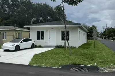 1701 NW 9th St, Fort Lauderdale: photo 1 of 24