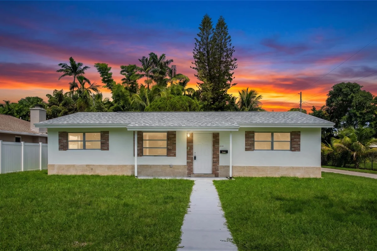 210 NE 5th Ave, Dania Beach: photo 1 of 52