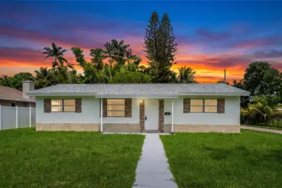 210 NE 5th Ave, Dania Beach: photo 1 of 52