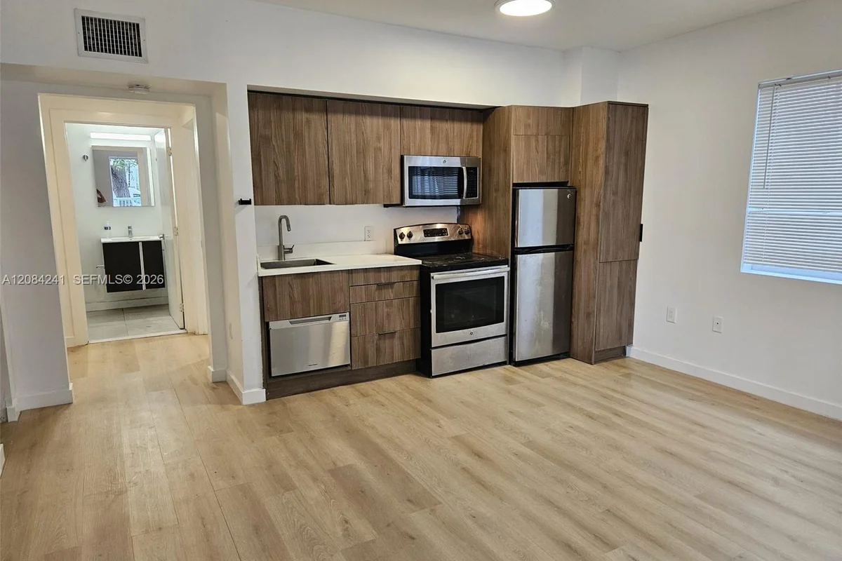 557 Michigan Ave #211 W/PARKING, Miami Beach: photo 1 of 8