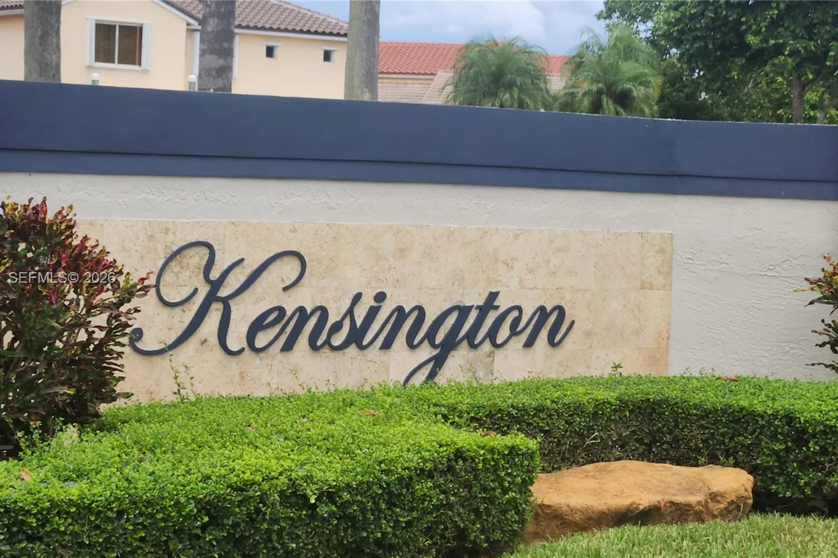 1055 NW 187th Ave, Pembroke Pines: photo 1 of 39