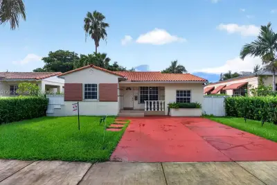 1590 NE 110th St, Miami: photo 1 of 39
