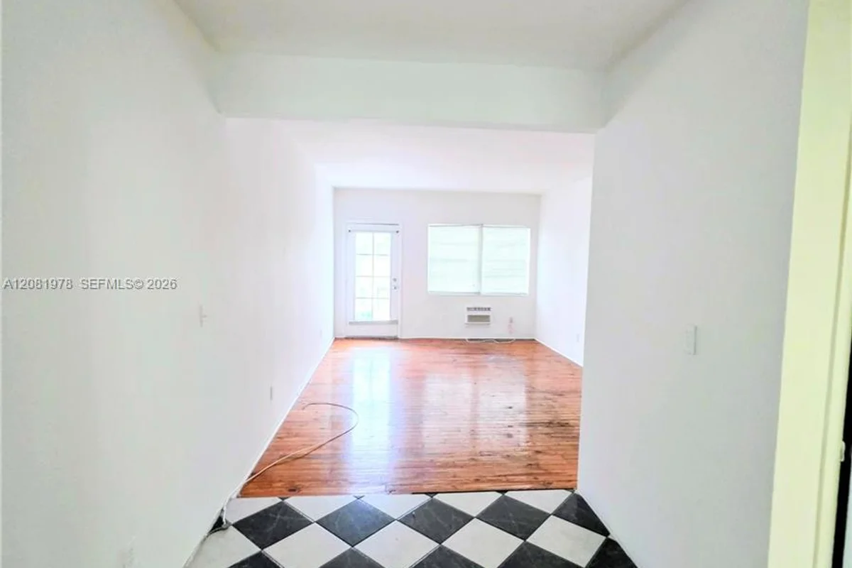635 8th St #202, Miami Beach: photo 1 of 14