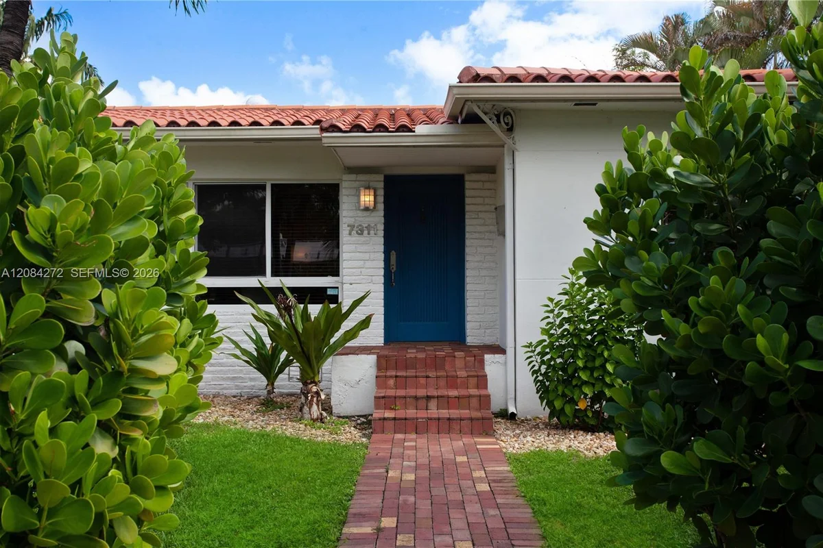 7311 NE 8th Ave, Miami: photo 1 of 12