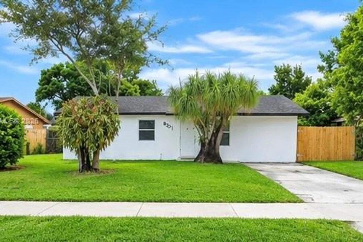 8201 SW 7th Ct, North Lauderdale: photo 1 of 20
