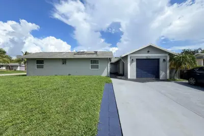 10431 Carmen Ln, Royal Palm Beach: photo 1 of 8