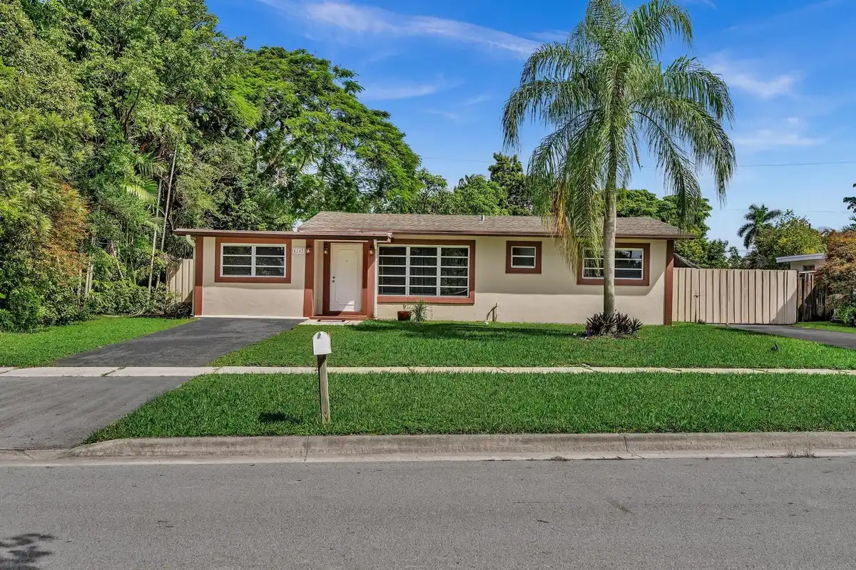 6143 NW 22nd St, Margate: photo 1 of 32