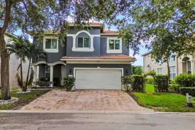 1006 Center Stone Ln, Riviera Beach: photo 1 of 42