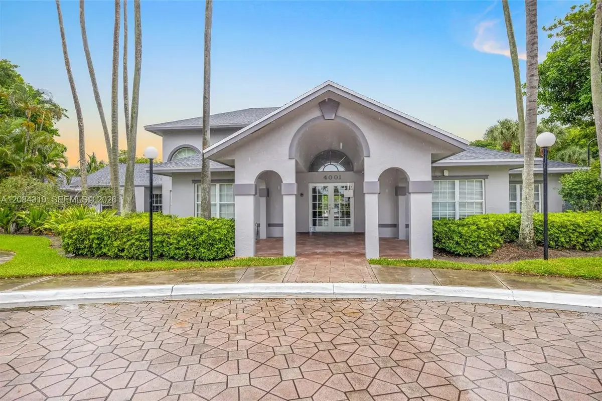 Condo in Pompano Beach: photo 1 of 27