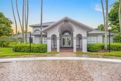 Condo in Pompano Beach: photo 1 of 27