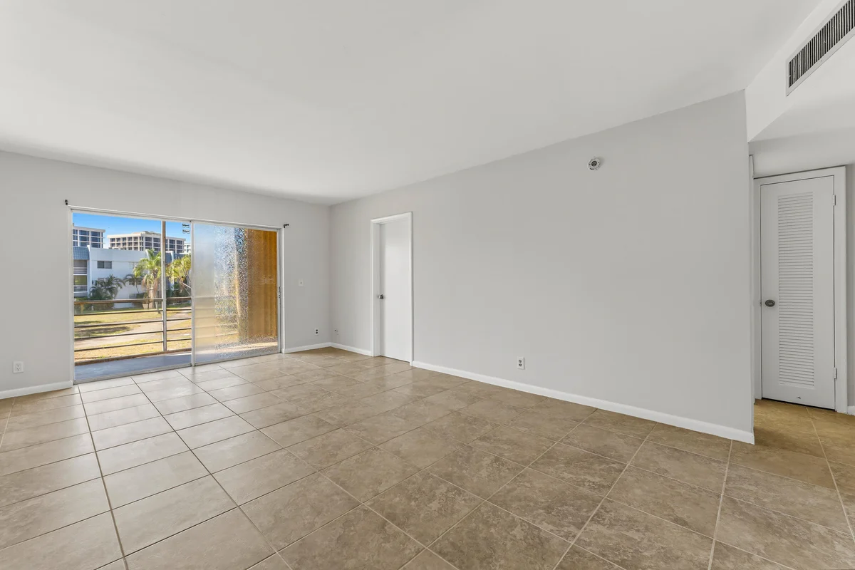 1638 Embassy Dr #208, West Palm Beach: photo 1 of 40