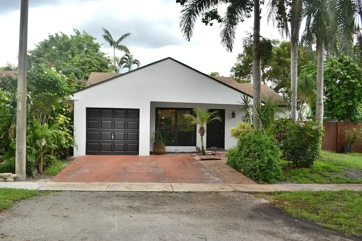 8671 SW 16th Ct, Pembroke Pines: photo 1 of 25