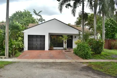 8671 SW 16th Ct, Pembroke Pines: photo 1 of 25
