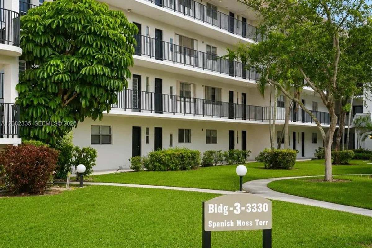 Condo in Lauderhill: photo 1 of 7