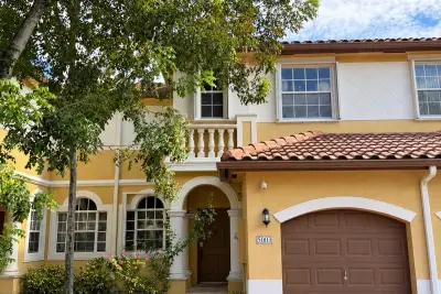 5003 SW 135th Way, Miramar: photo 1 of 12