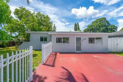 1116 Opa Locka Blvd, Miami: photo 1 of 33