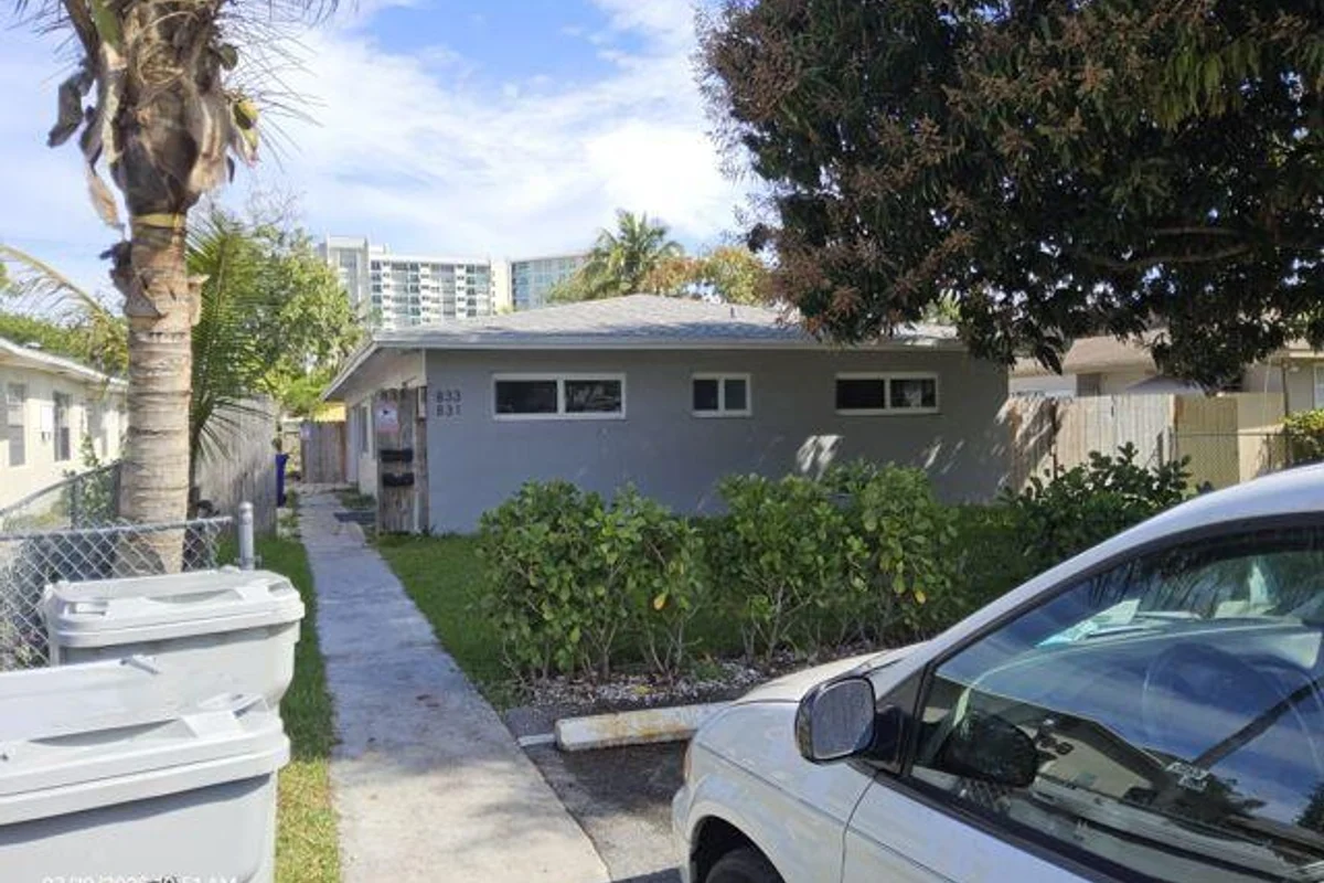 831 SW 7th St, Pompano Beach: photo 1 of 17