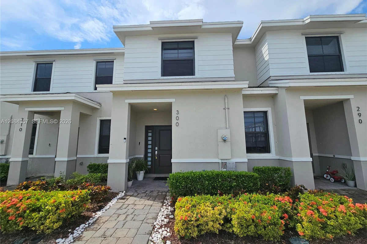 300 NE 12th St, Florida City: photo 1 of 61