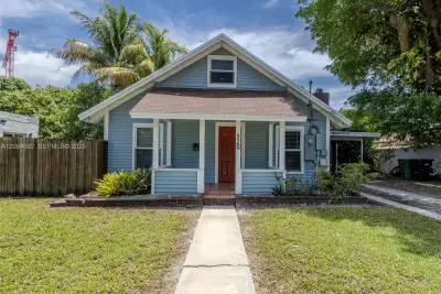 520 NE 129th St, North Miami: photo 1 of 20