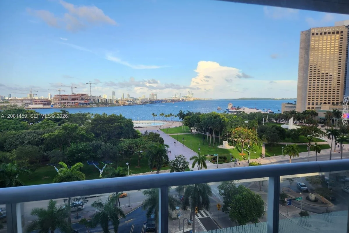 50 Biscayne Blvd #903, Miami: photo 1 of 8