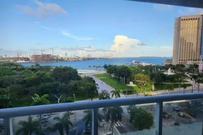 50 Biscayne Blvd #903, Miami: photo 1 of 8