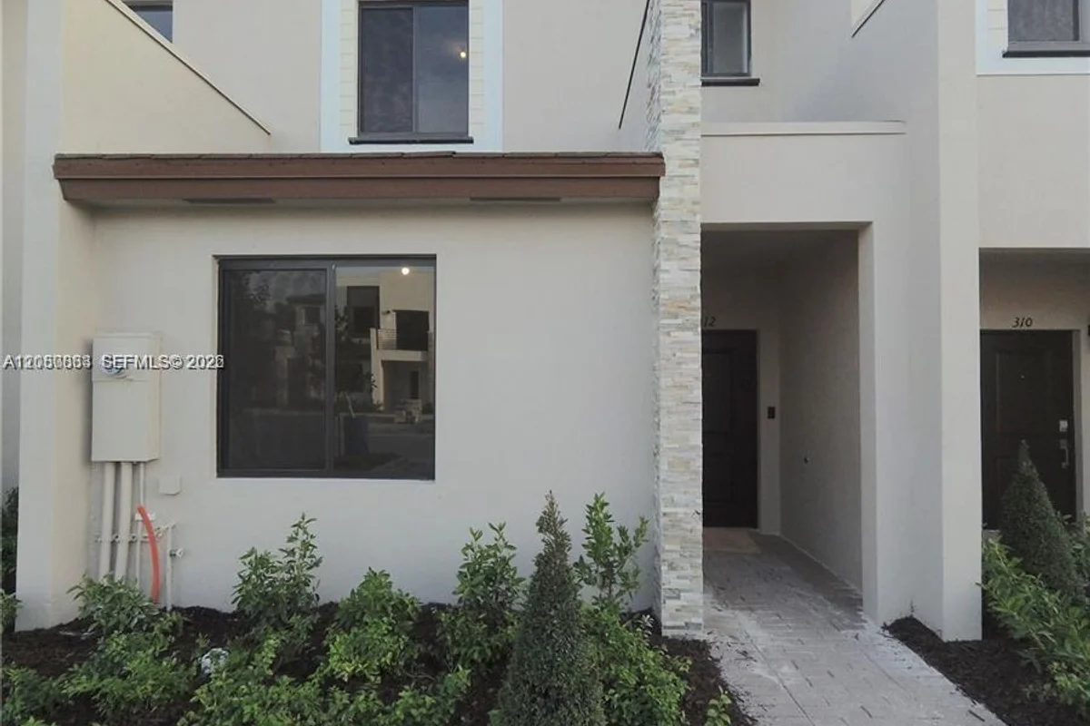 312 NE 208th Ter, Miami: photo 1 of 13