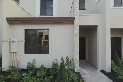 312 NE 208th Ter, Miami: photo 1 of 13