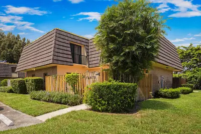 4675 Cherry Rd, West Palm Beach: photo 1 of 30