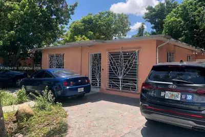 770 E 17th St, Hialeah: photo 1 of 25