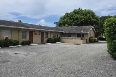 330 Southwind Dr #6, North Palm Beach: photo 1 of 13