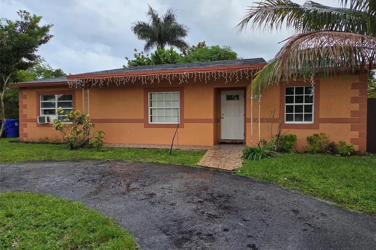 7818 SW 7th Ct, North Lauderdale: photo 1 of 12