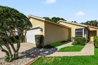 172 Harbor Lake Cir, Greenacres: photo 1 of 26