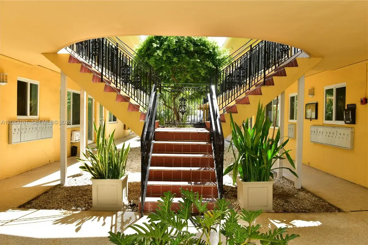 65 Washington Ave #25, Miami Beach: photo 1 of 17