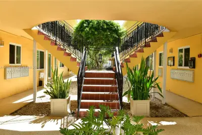 65 Washington Ave #25, Miami Beach: photo 1 of 17