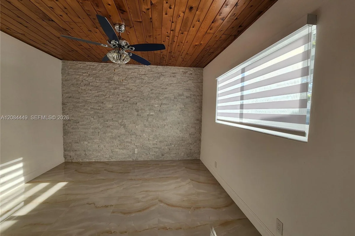 1113 NE 8th St, Hallandale Beach: photo 1 of 13