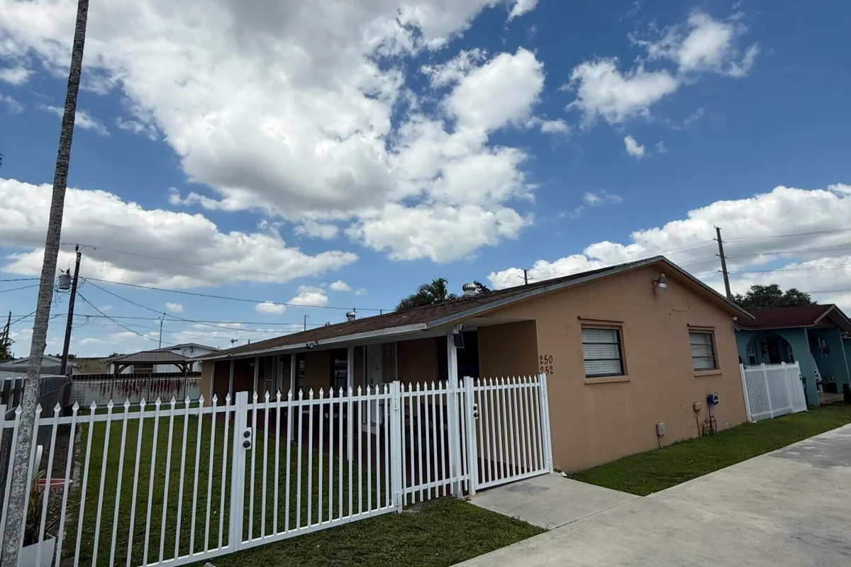 250 SW 76th Ct, Miami: photo 1 of 21