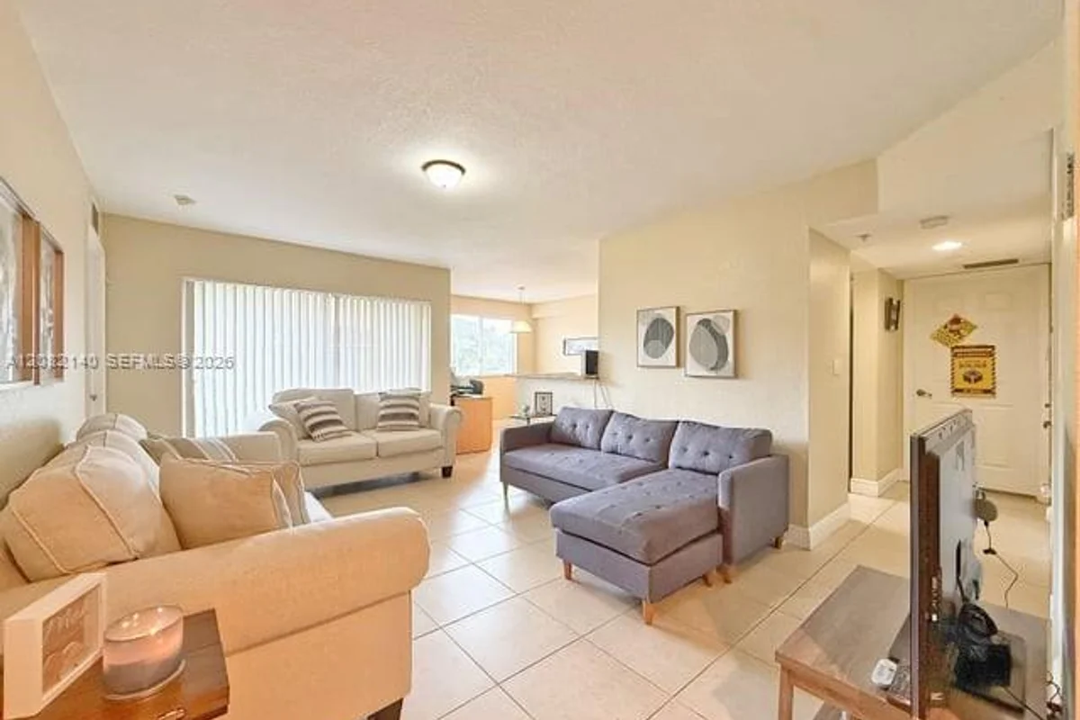 Condo in Cutler Bay: photo 1 of 13