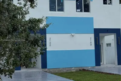 2100 NW 102nd St #2, Miami: photo 1 of 29